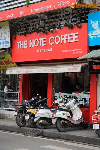   The Note Cafe là một quán cafe nhỏ xinh như rất nổi bật, nằm tại địa chỉ 64 Lương Văn Can, Hoàn Kiếm, Hà Nội. Giới trẻ Hà thành nhắc đến The Note Cafe như một nơi nằm đúng điểm trung tâm thành phố - “Hà Nội Km số 0”.